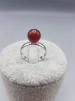 Un anello solitario di corniola rossa.