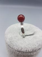 Un anello solitario di corniola rossa con un cerchio d'argento.