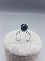 Un anello solitario con onice nera.