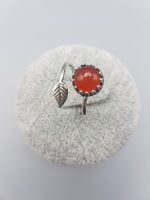 Un anello di corniola rossa con foglia.