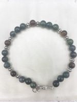 A MEN'S MUSKY AGATE AND TIGER'S EYE BRACELET with green and brown beads.