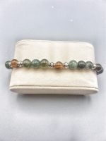A MEN'S MUSKY AGATE AND TIGER'S EYE BRACELET with green, brown and silver beads.