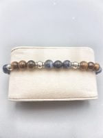 A MEN'S BRACELET WITH SODALITE AND TIGER'S EYE ELASTIC with tiger's eye and silver beads.