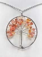 A COLLANA ALBERO DELLA VITA AVVENTURINA ROSSA con pietre arancioni.