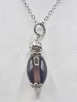 Un CIONDOLO DI QUARZO FUME' BARILOTTO con una pietra viola su una catena argento.
