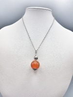 CIONDOLO DI CORNIOLA SFERICO è una collana con perla arancione e argento.