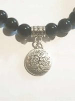 A BRACCIALE DI TORMALINA NERA CON ALBERO DELLA VITA con charm albero della vita in argento.