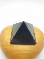 A wooden heart with a SHUNGITE PYRAMID 4 CM on top, measuring 4 cm.