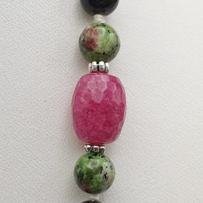 A ZOISITE NECKLACE RUBY, RUBY JADE AND BLACK ONYX with green, pink and black beads in ruby jade and black onyx.