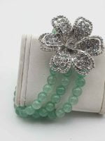 A BRACELET OF GREEN AVENTURINE AND FLOWER WITH RHINESTONES.