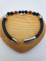 A MEN'S BRACELET WITH BLACK ONYX AND RED JASPER WITH BLACK LEATHER in black and red leather with a wooden heart.