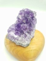 A DRUSA AMETHYST 8 CM TO PURIFY for purification, placed on a wooden heart.