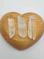Tre Punte in cristallo di rocca per armonizzare aura e chakra in una scatola a forma di cuore.