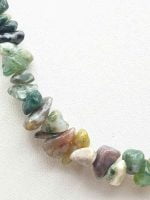 A MEN'S NECKLACE INDIAN AGATE CHIPS NEW INITIATIVES of green, yellow and brown stones.
