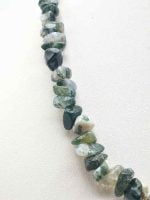 A MEN'S MUSKY AGATE NECKLACE, FREE FROM CHAINS with green and white stones.
