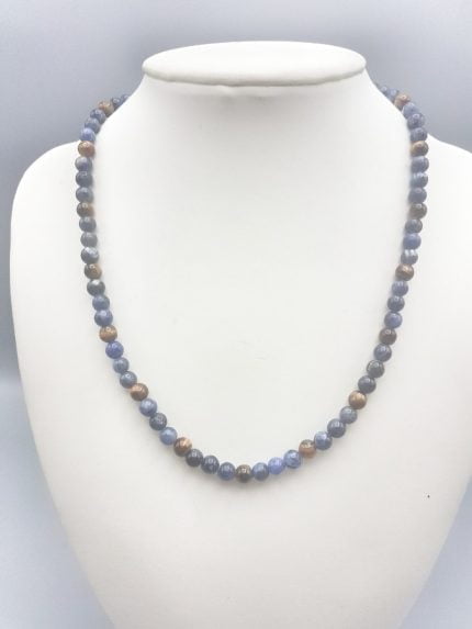 A men's choker necklace with sodalite and tiger's eye diameter 6 mm on a mannequin.