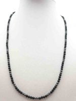 A COLLANA UOMO CON ONICE NERA ED EMATITE DA 2 MM con onice nero e perle di ematite su manichino.