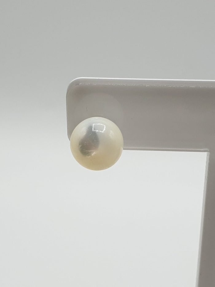Orecchini in madreperla 8 mm in argento con perla bianca.