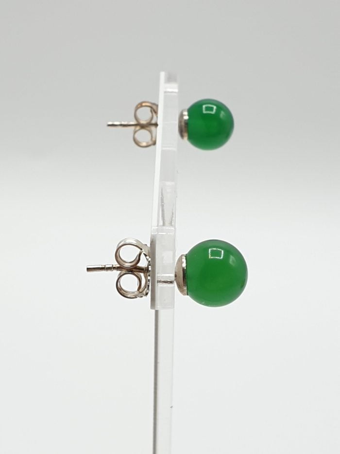 ORECCHINI AGATA VERDE DIAMETRO 6 MM IN ARGENTO SU SUPPORTO.