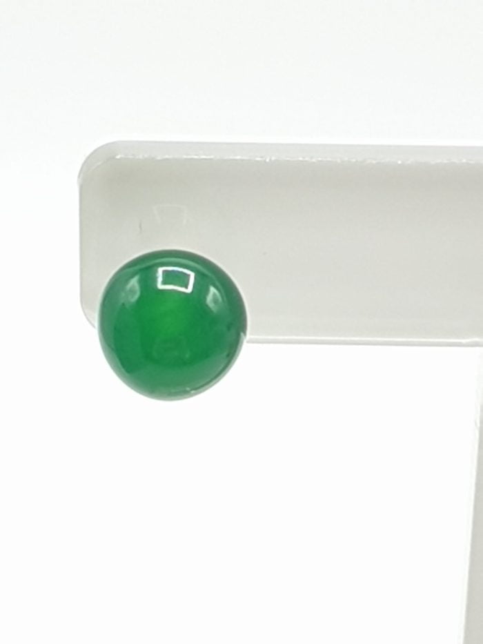 Un ORECCHINO AGATA VERDE DIAMETRO 6 MM IN ARGENTO su un piatto bianco.