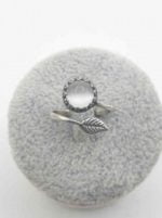 A ring RING WITH CAT'S EYE WHITE AND SILVER LEAF silvered with a leaf.