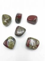 Una collezione di pietre rosse e verdi su fondo bianco, caratterizzata da DIASPRO SANGUE DI DRAGO BURATTATO.