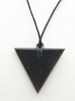 Un CIONDOLO DI SHUNGITE TRIANGOLO FEMMINILE su un cordoncino nero.