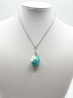 A turquoise pendant pendant that features a turquoise stone.