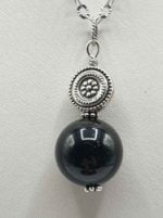 A CIONDOLO PENDENTE TORMALINA NERA Collana A SFERA con charm pendente su catena in argento.