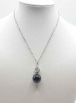 Collana con CIONDOLO PENDENTE TORMALINA NERA A SFERA e pendente a catena in argento.