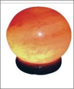 Una LAMPADA DI SALE SFERA FENG SHUI con sopra una sfera di sale.