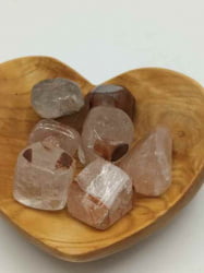 Heart-shaped bowl filled with crystals HEMATOID QUARTZ WITH TRACES OF TUMBLED LITHIUM.