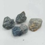 Tre pezzi di CALCITE BLU GREZZA NATURALE roccia su una superficie bianca.
