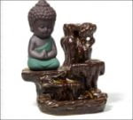 UNA statua di BUDDHA BRUCIA INCENSO PER CONI seduta su una roccia.