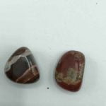 Due pietre di agata rossa e marrone su fondo bianco, DIASPRO ARCOBALENO BURATTATO.