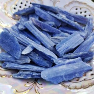 Una ciotola di cristalli di quarzo blu su un tavolo.